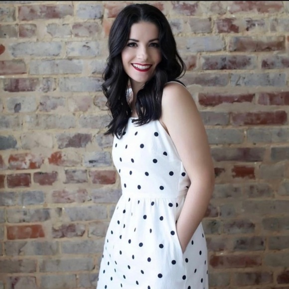 Hi! 👋 Thanks for stopping by my closet! ☺️ - Picture 1 of 1